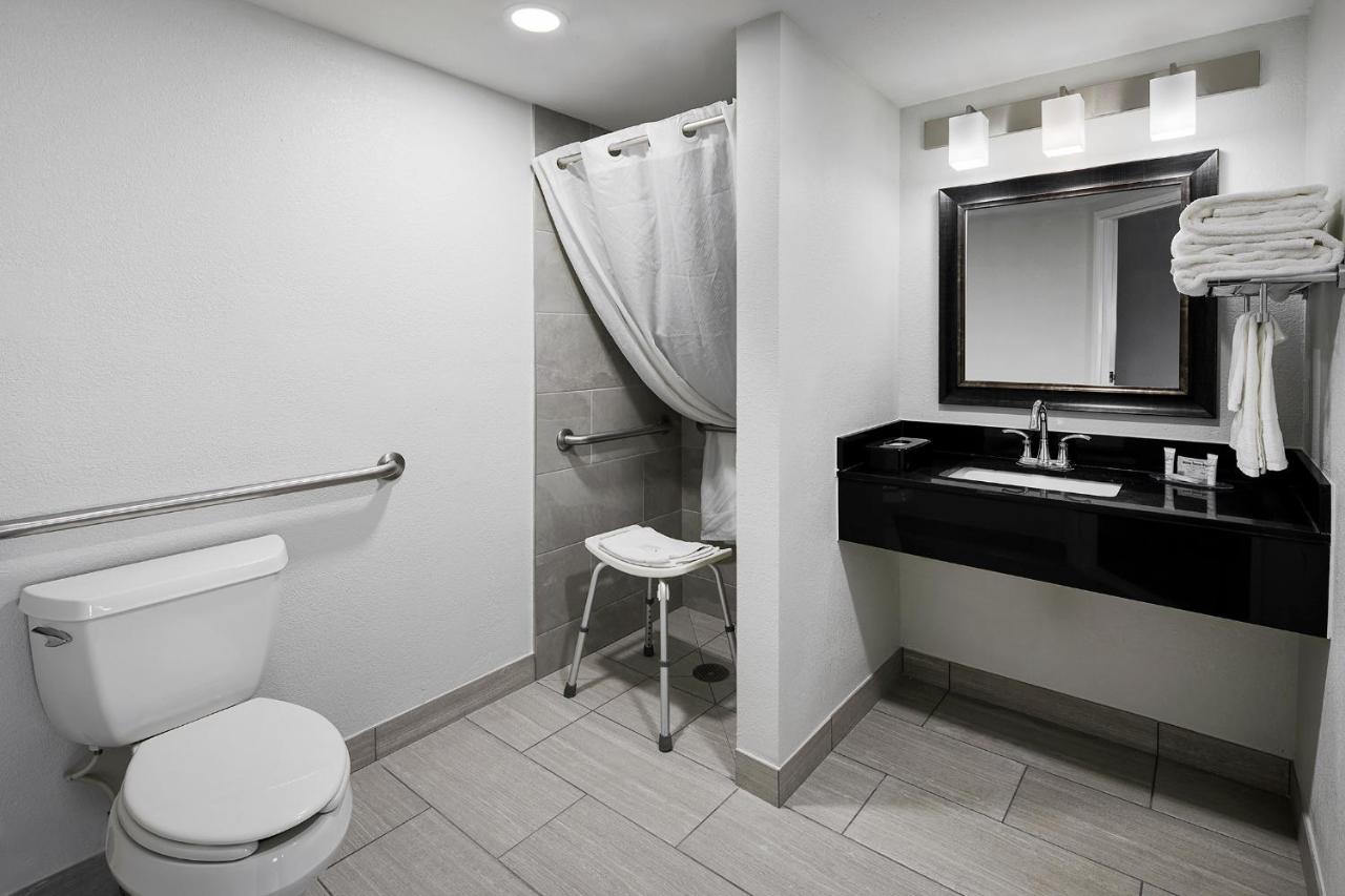 Queen Room - Mobility Access/Non-Smoking at Hotel Wave Rehoboth Beach