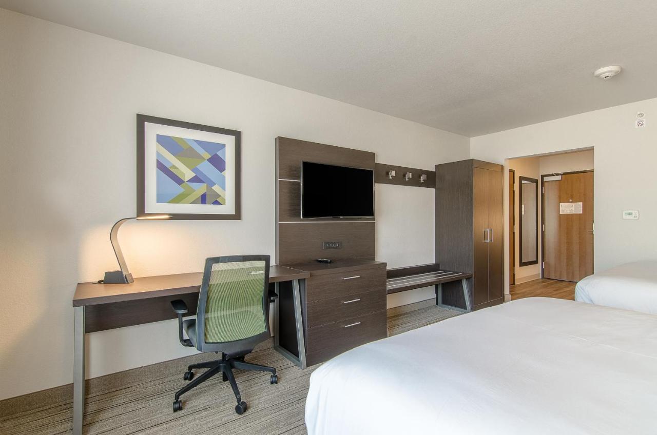 Queen Room with Two Queen Beds at Holiday Inn Express & Suites Atchison by IHG