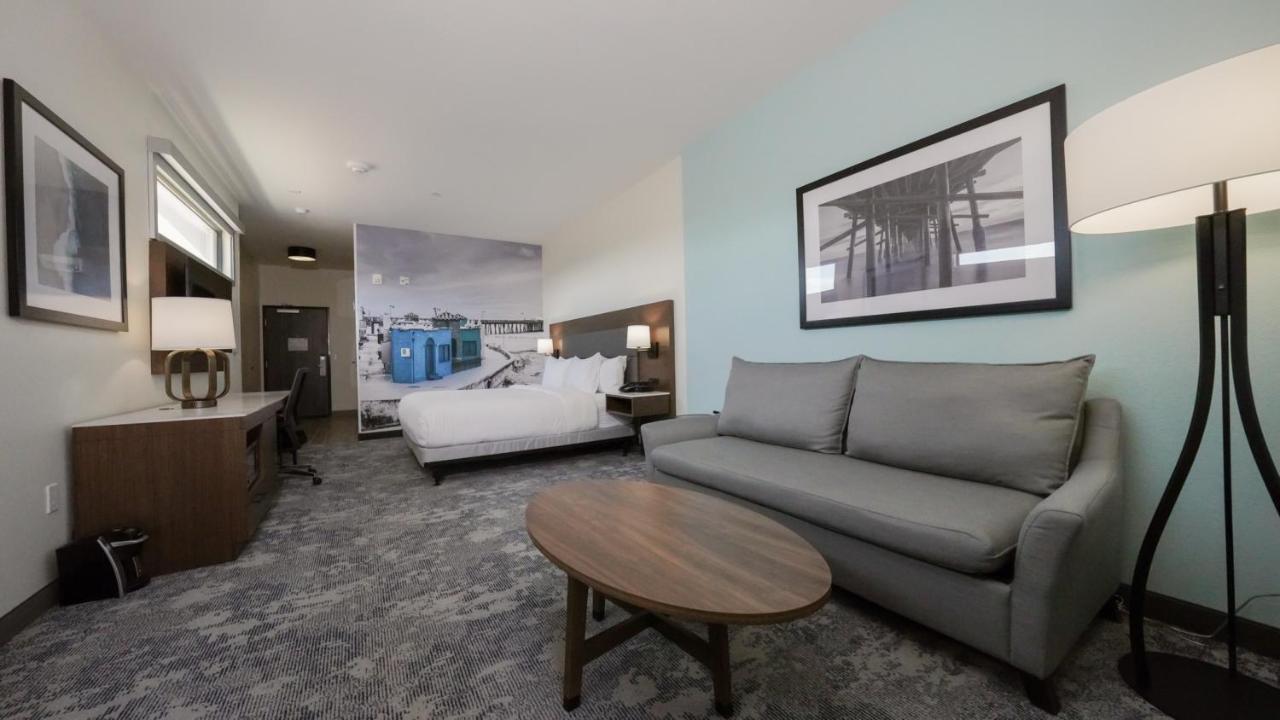 King Room with Hearing/Mobility Access and Bathtub with Grab Bars - Non-Smoking at La Quinta Inn & Suites by Wyndham Santa Cruz
