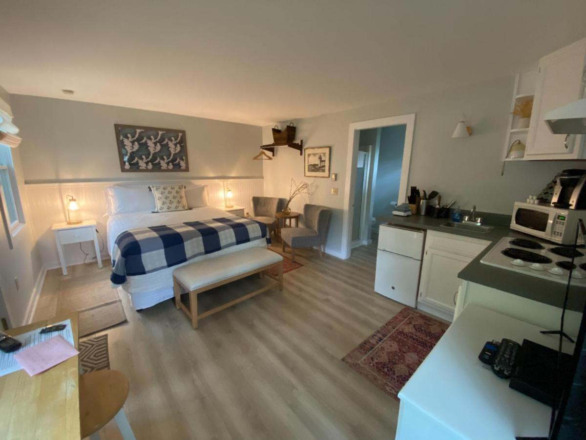 | Hanscom's Motel & Cottages