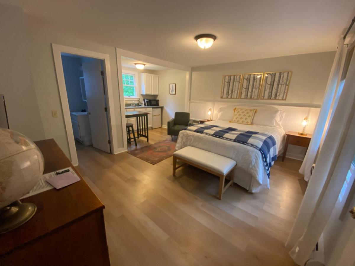 | Hanscom's Motel & Cottages