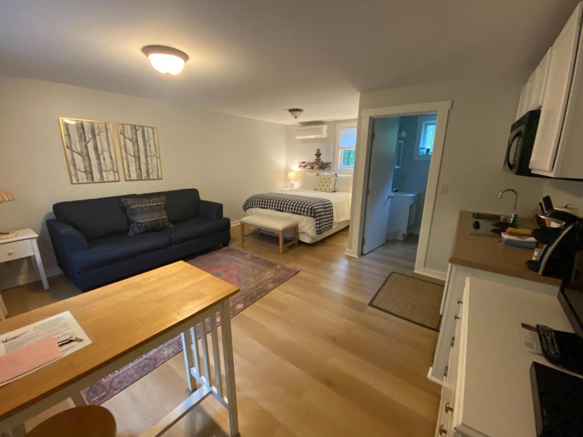 | Hanscom's Motel & Cottages