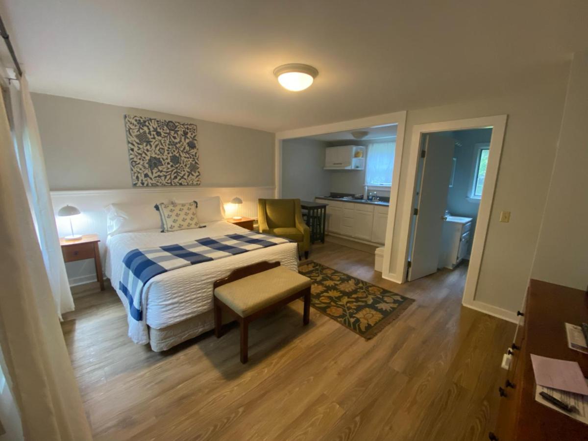 | Hanscom's Motel & Cottages