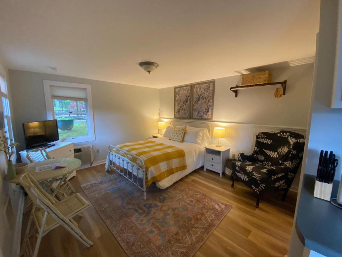 | Hanscom's Motel & Cottages