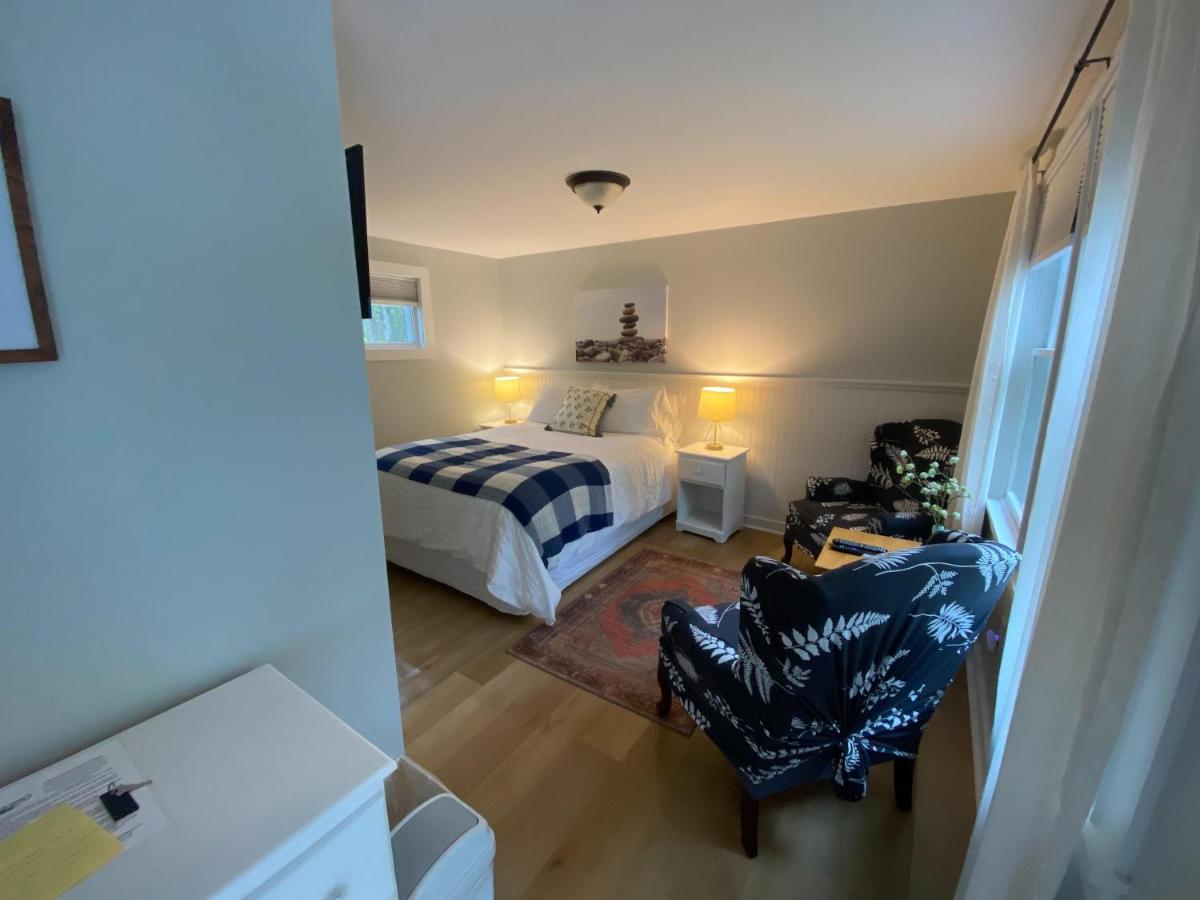 | Hanscom's Motel & Cottages