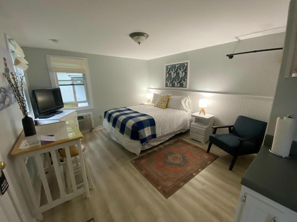 | Hanscom's Motel & Cottages