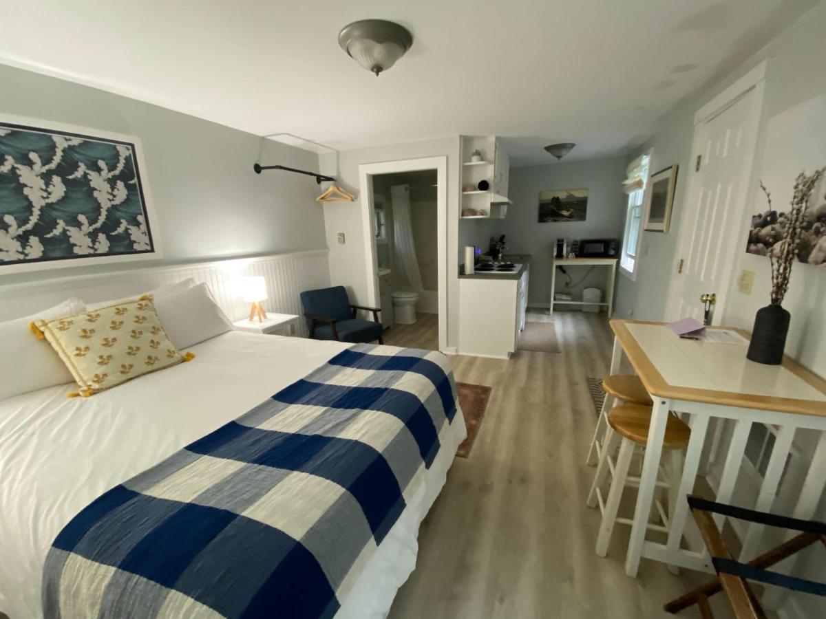 | Hanscom's Motel & Cottages