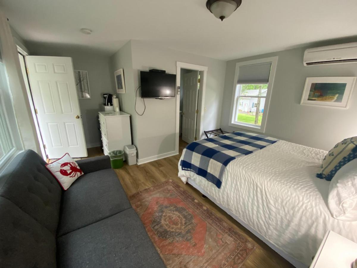 | Hanscom's Motel & Cottages