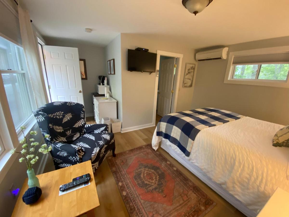 | Hanscom's Motel & Cottages