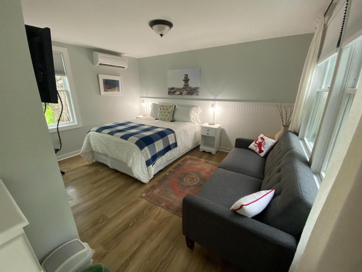| Hanscom's Motel & Cottages