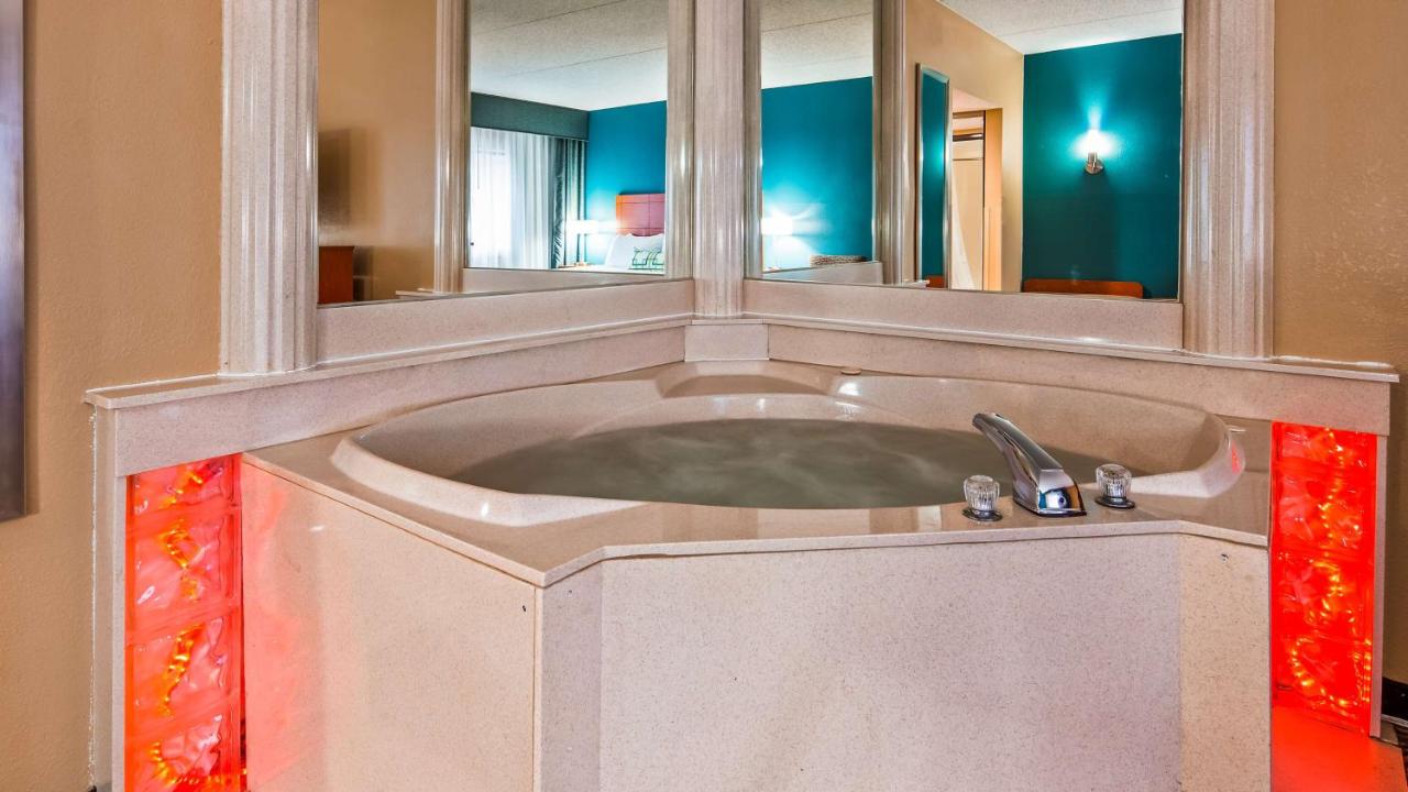 King Room with Sofa Bed at Best Western Warren Hotel