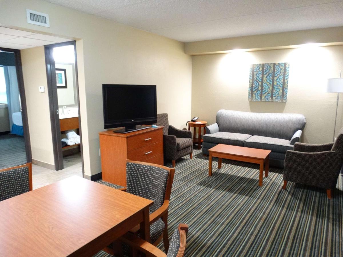 King Room with Sofa Bed and Balcony at Best Western Warren Hotel