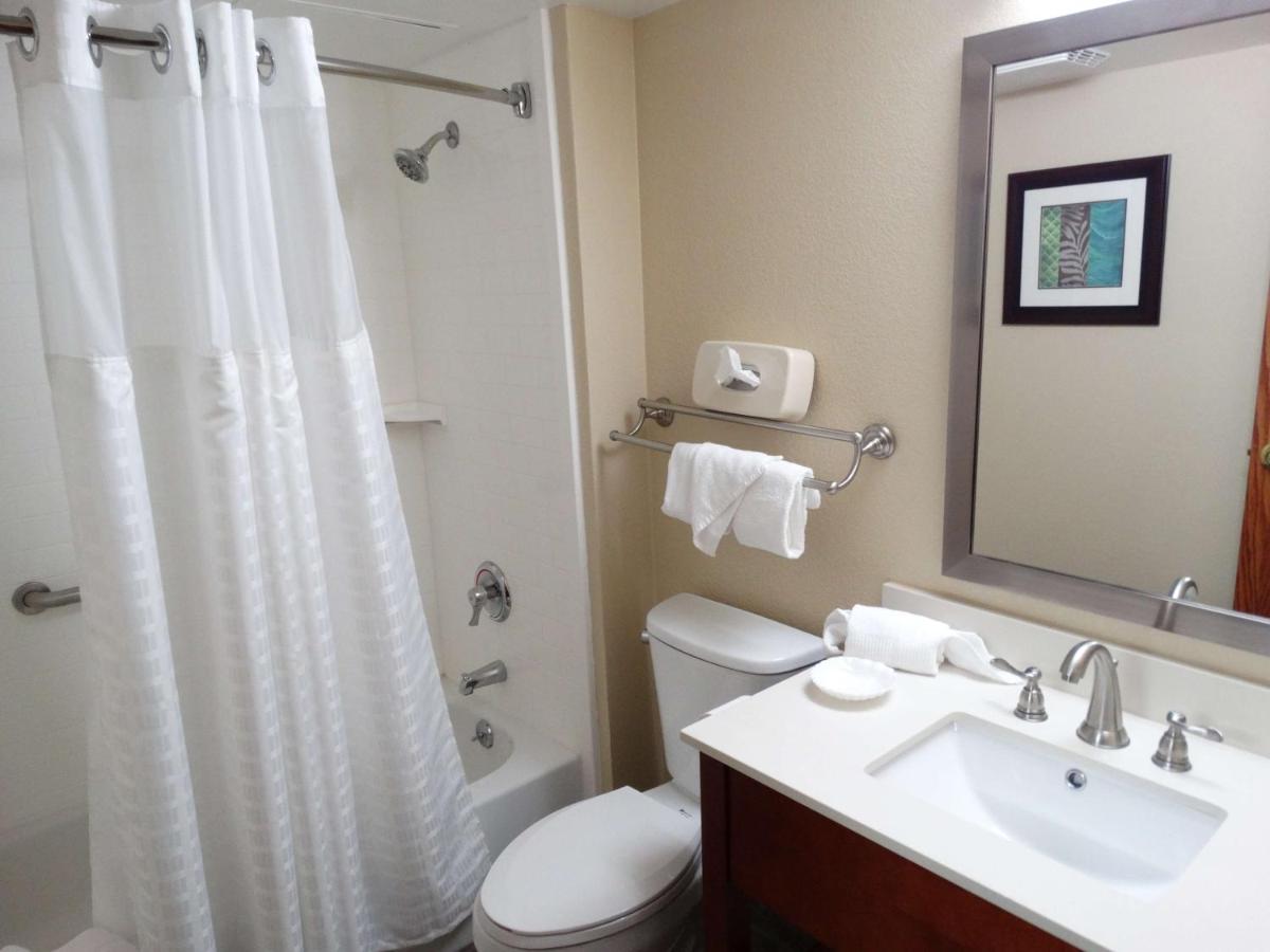 King Room with Sofa Bed at Best Western Warren Hotel