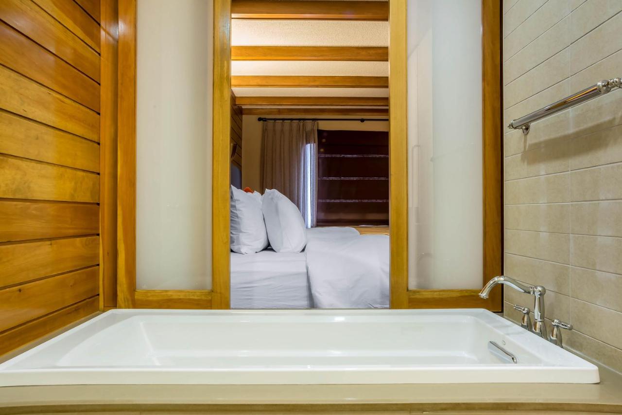 Special Suite at Comfort Inn The Pointe
