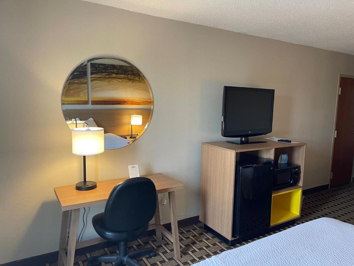 | Days Inn by Wyndham Fayetteville-South/I-95 Exit 49