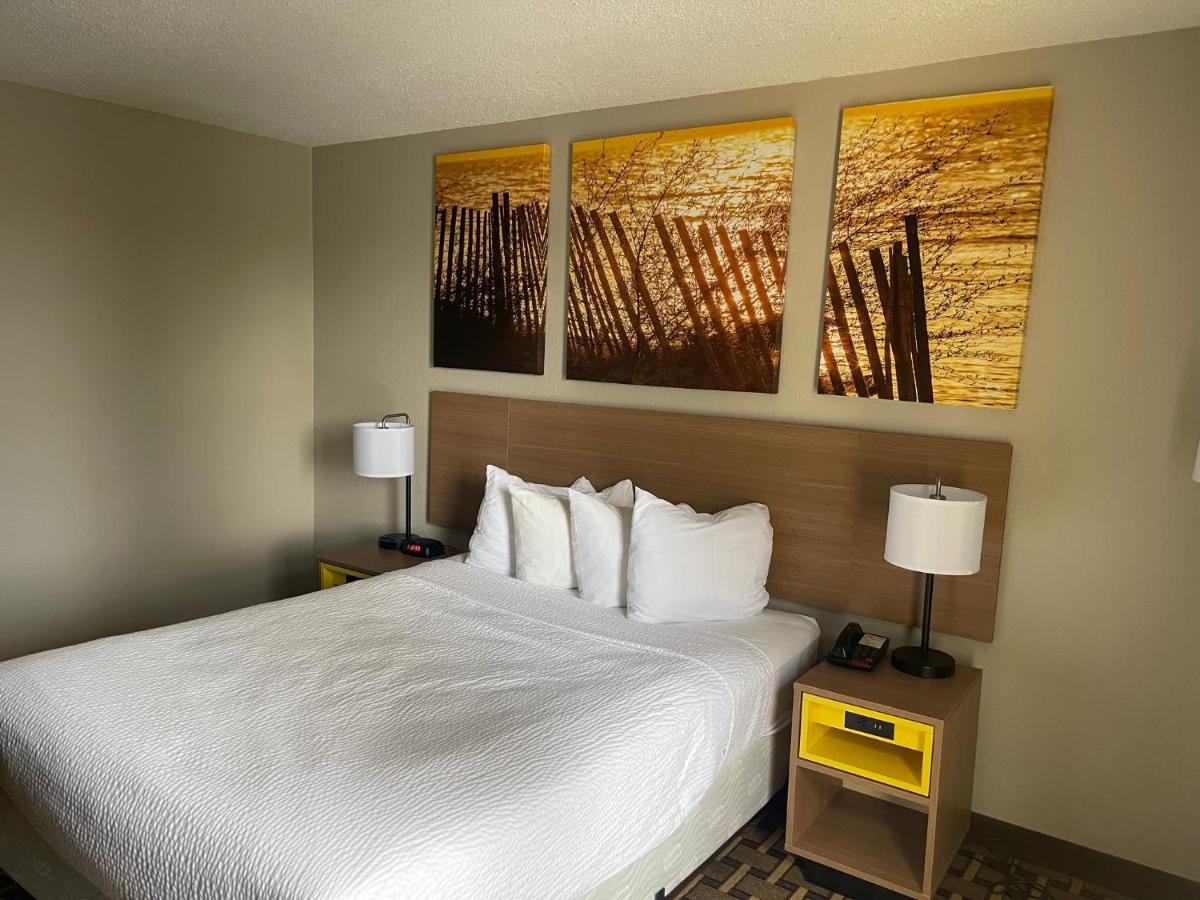Queen Room - Non-Smoking at Days Inn by Wyndham Fayetteville-South/I-95 Exit 49