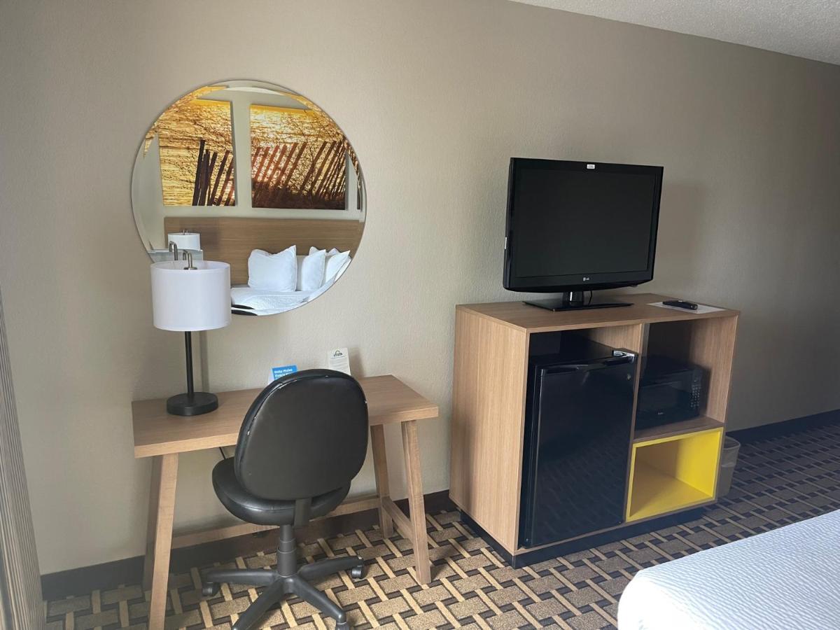 Queen Room - Non-Smoking at Days Inn by Wyndham Fayetteville-South/I-95 Exit 49