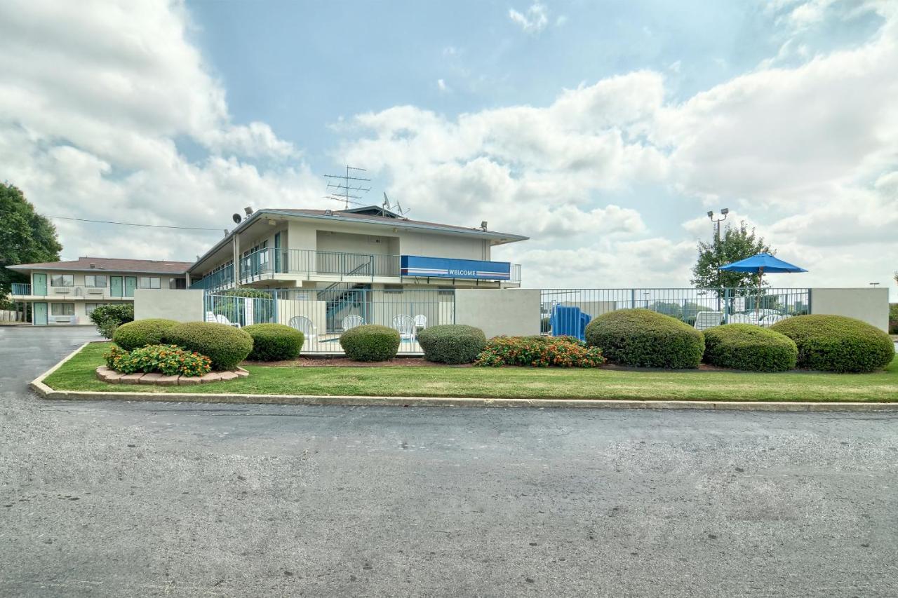 | Skyline Inn