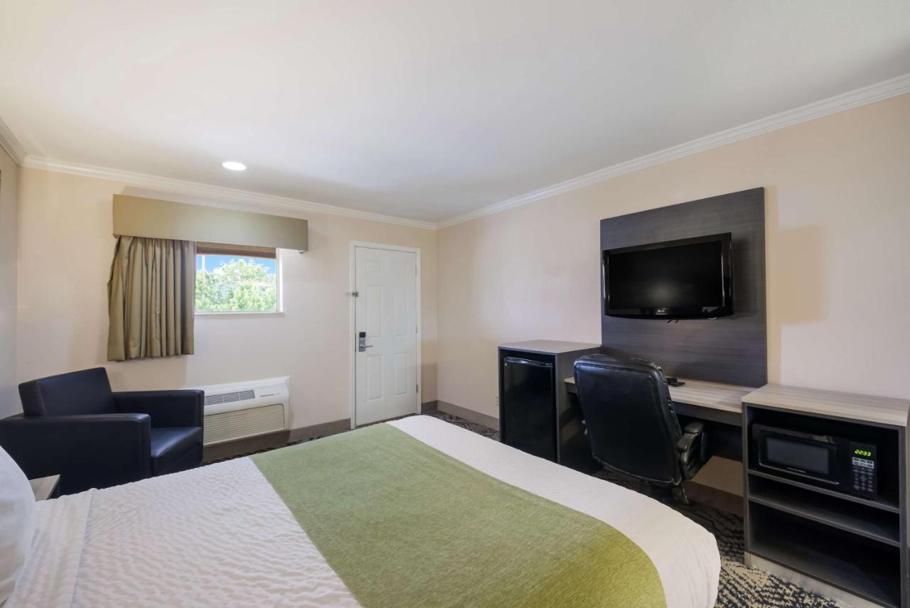 Queen Room at SureStay Hotel by Best Western Rockdale