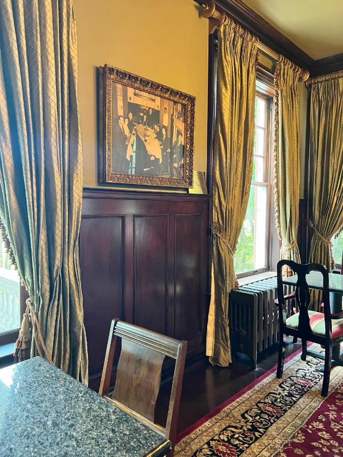 | Huffman Manor Inn