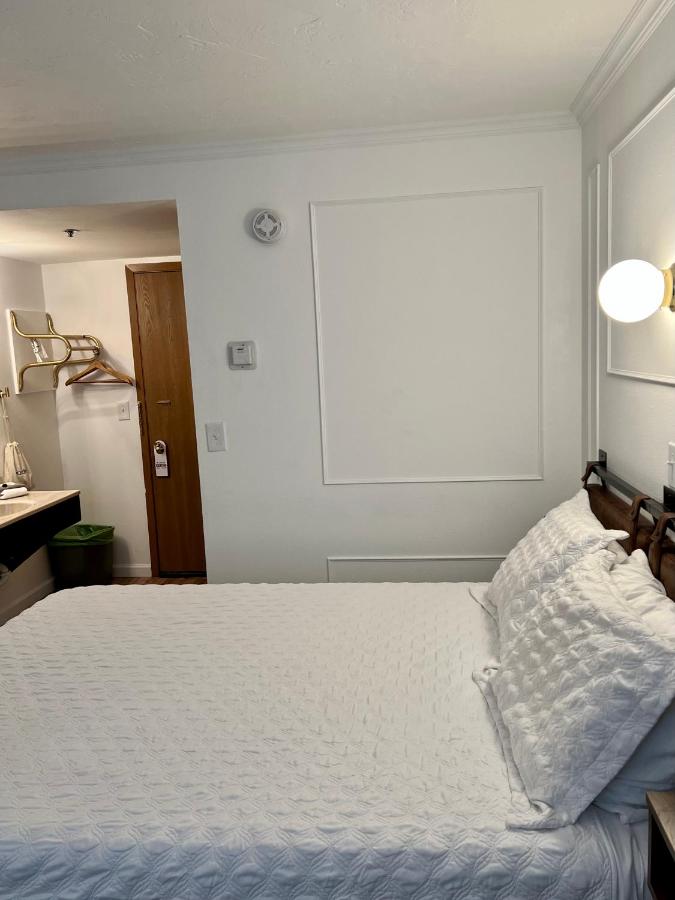 | The Brooks Hotel Restaurant and Lounge