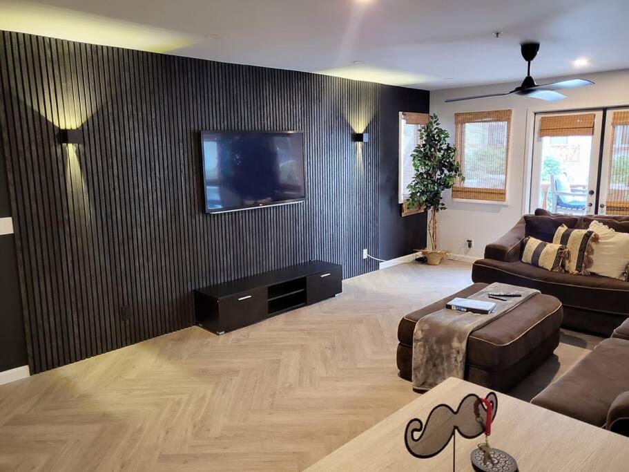 | Modern Hamilton Cove Villa w/golf cart