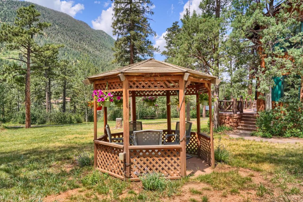 | Rocky Mountain Lodge