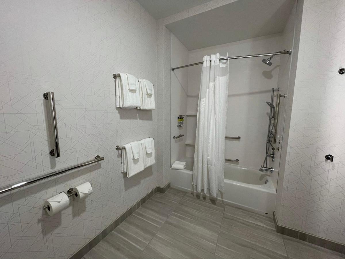 Double Room with Two Queen Beds and Mobility Accessible Tub - Non-Smoking at Holiday Inn Express & Suites Ft. Smith Airport by IHG
