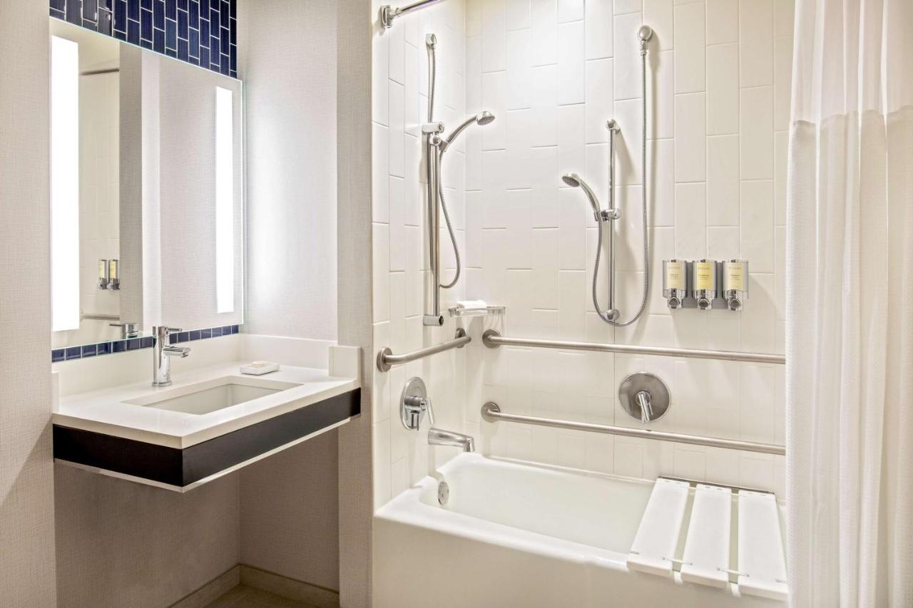 Mobility/Hearing Accessible - Two Queens with River View and Bathtub at The Royal Sonesta Boston