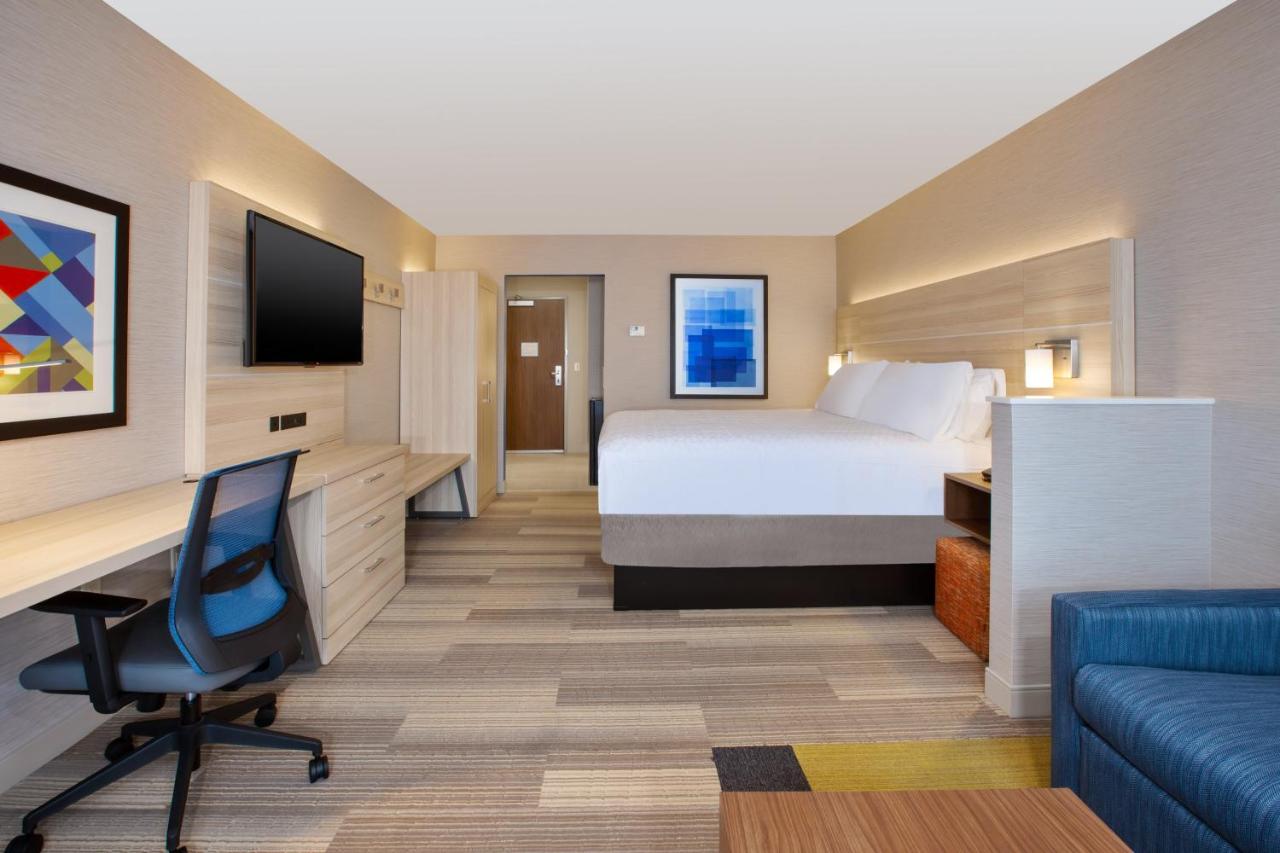 King Suite - Non-Smoking at Holiday Inn Express & Suites Wooster by IHG