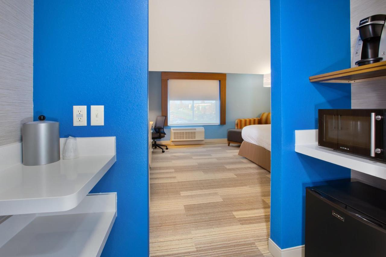 King Room - Hearing Accessible/Non-Smoking  at Holiday Inn Express & Suites Wooster by IHG