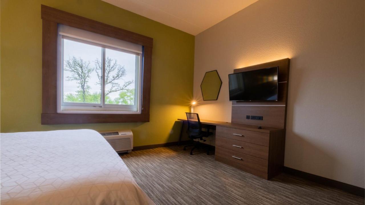 King Suite at Holiday Inn Express Hotel and Suites Mankato East by IHG