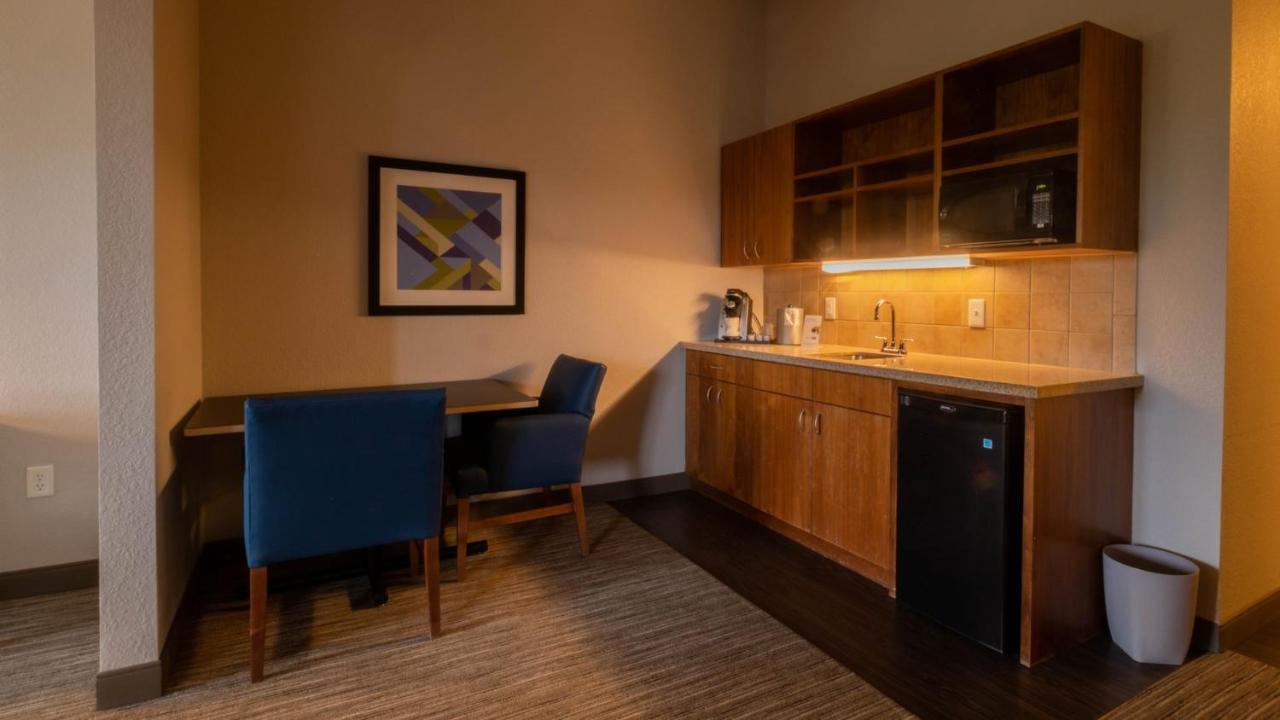 Premium King Suite at Holiday Inn Express Hotel and Suites Mankato East by IHG