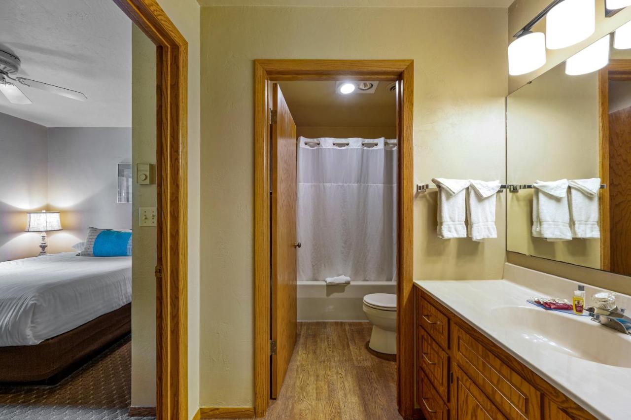 | Somerset Inn & Suites