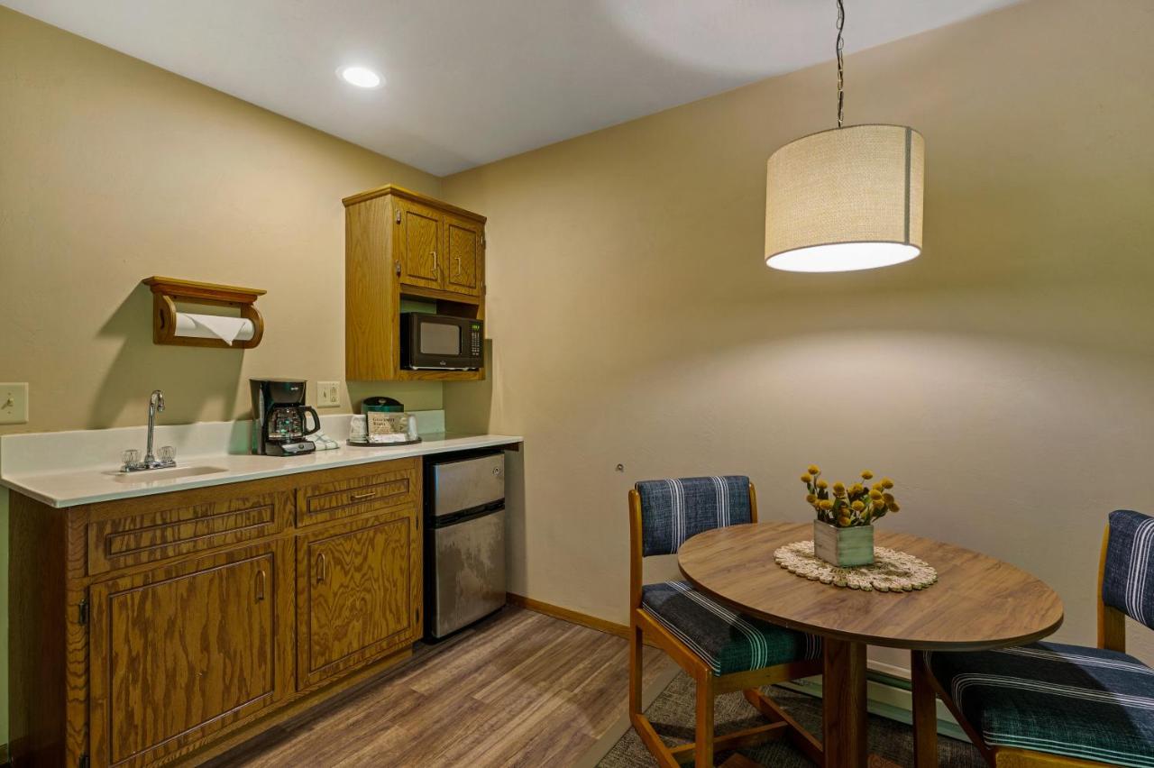 | Somerset Inn & Suites