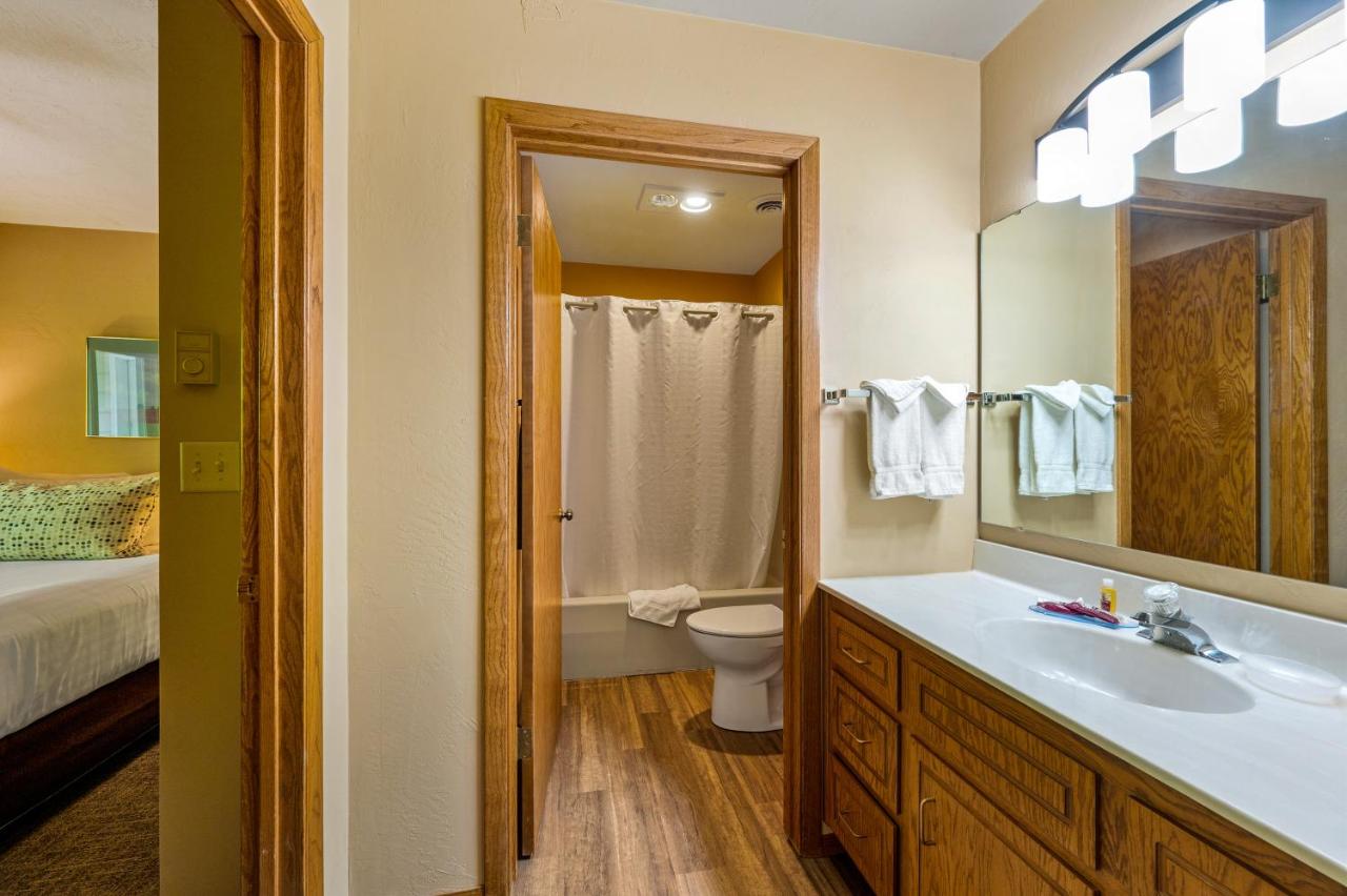 | Somerset Inn & Suites