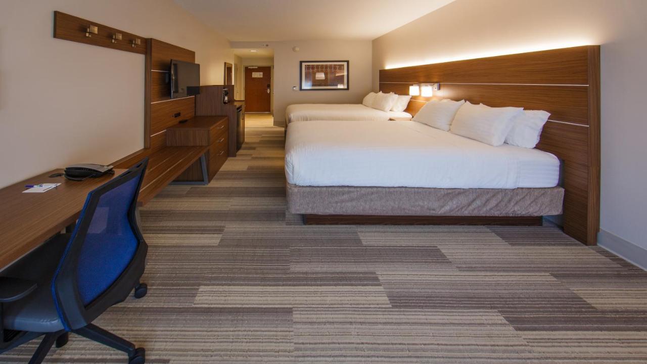 Queen Room with Two Queen Beds - Hearing Accessible at Holiday Inn Express Gatlinburg Downtown by IHG