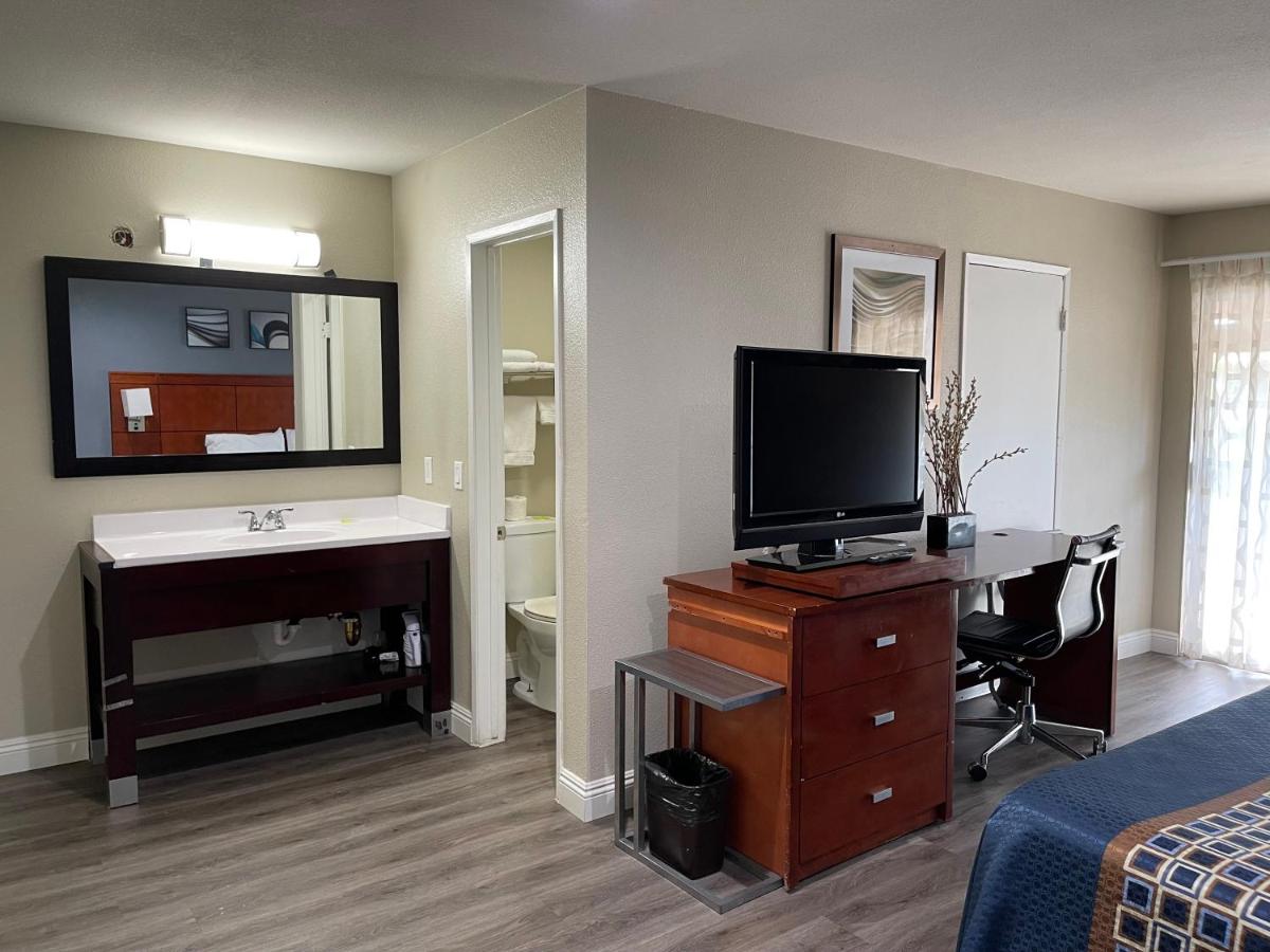 King Room at Bel Air Motor Hotel