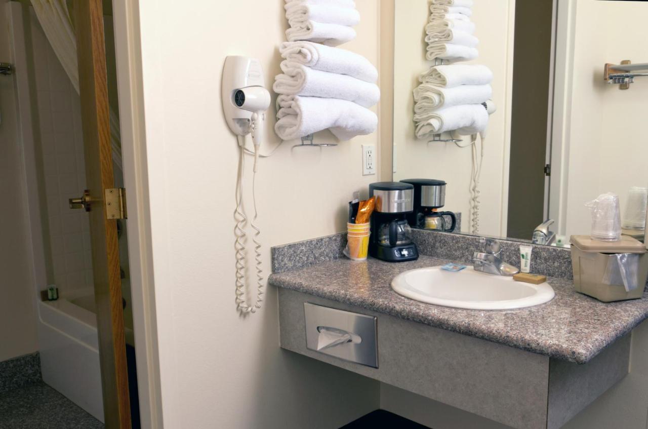 Queen Room with Two Queen Beds with Balcony - Non-Smoking / No Pets Allowed at Cedars Inn