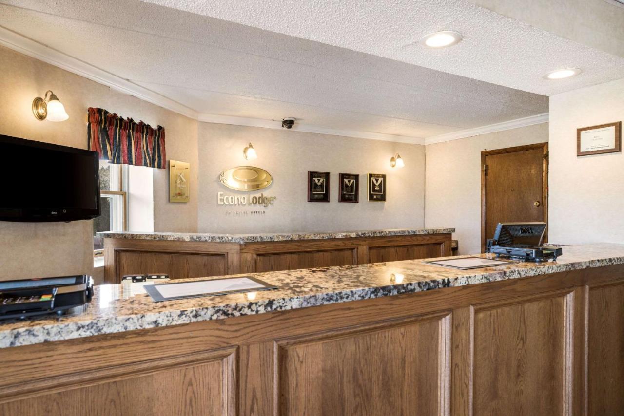 | Econo Lodge Darien Lakes