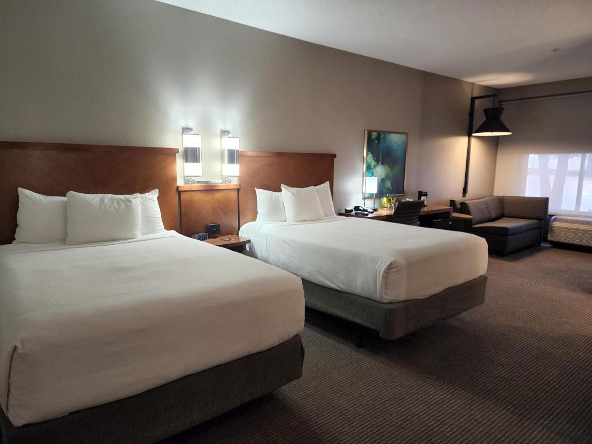 Family Room with Bath Tub - Mobility Accessible at Hyatt Place Colorado Springs/Garden of the Gods