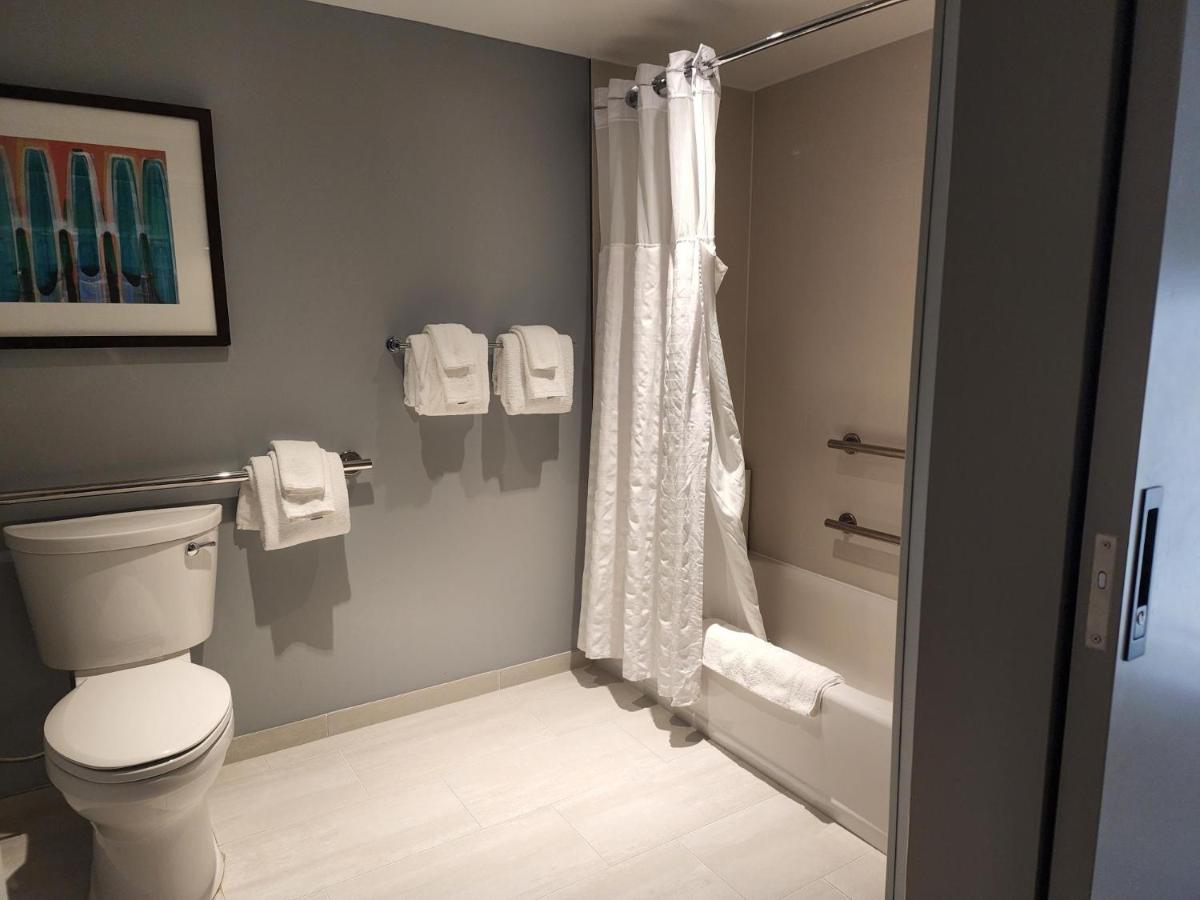 Family Room with Bath Tub - Mobility Accessible at Hyatt Place Colorado Springs/Garden of the Gods