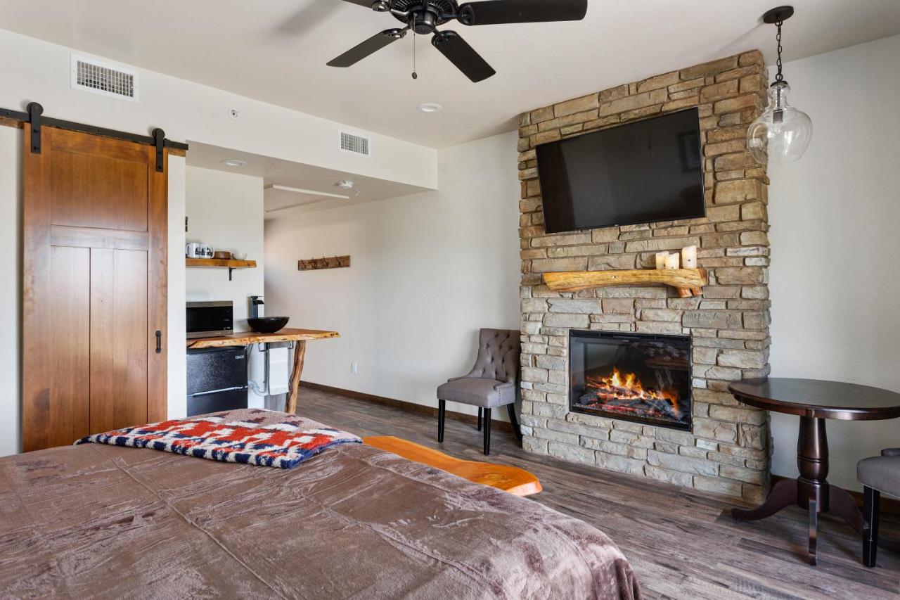 | Lodge at 5600