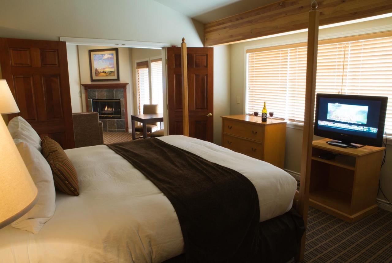 Deluxe King Suite without River View at Pine Ridge Inn