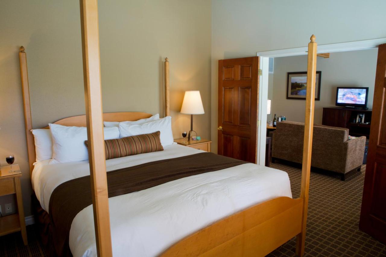 Deluxe King Suite without River View at Pine Ridge Inn