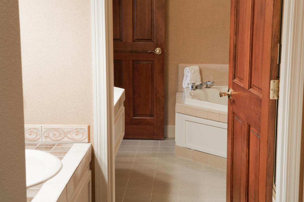 Deluxe King Suite without River View at Pine Ridge Inn