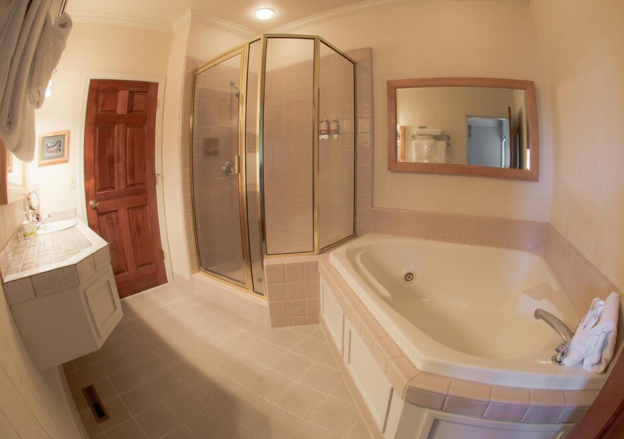 Deluxe Canyon View Suite with River View at Pine Ridge Inn