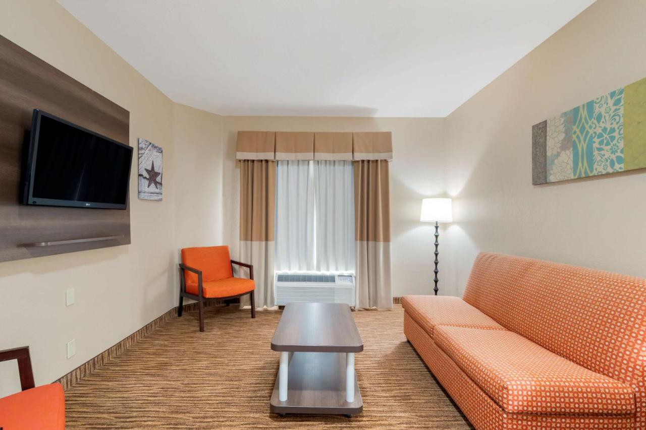 Deluxe King Suite at Best Western Plus DFW Airport Suites