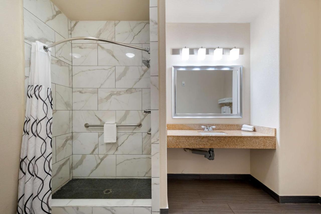 Deluxe King Suite at Best Western Plus DFW Airport Suites