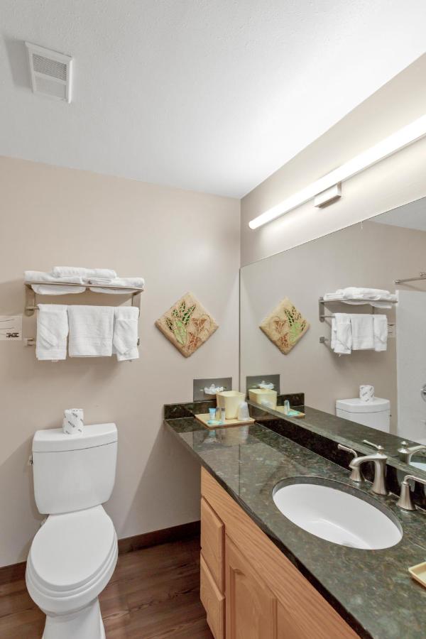 | Waterbird Lakeside Inn
